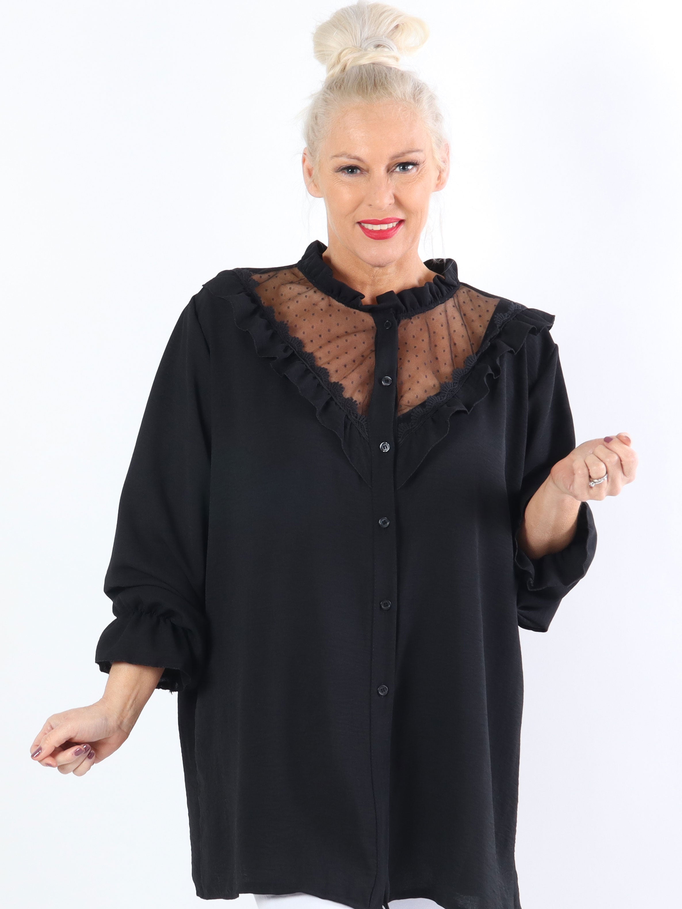 Ilsa - Sød plus size skjorte med blonde og flæsedetaljer